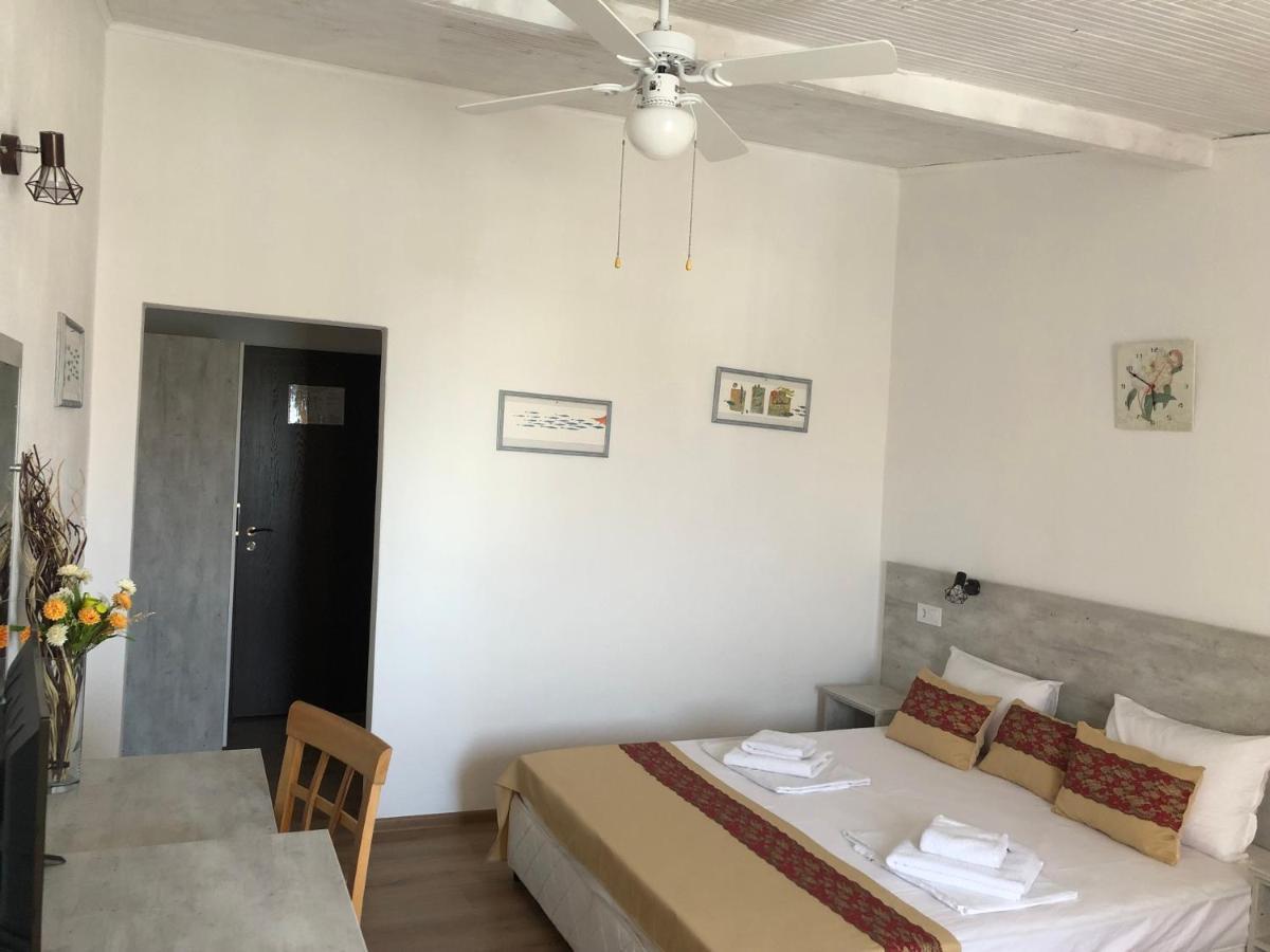 Guest Rooms Southern Nights Varvara  Bagian luar foto